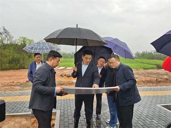 4月2日，洪董，潘總陪同王奇勇縣長一行調研重點項目1.jpg