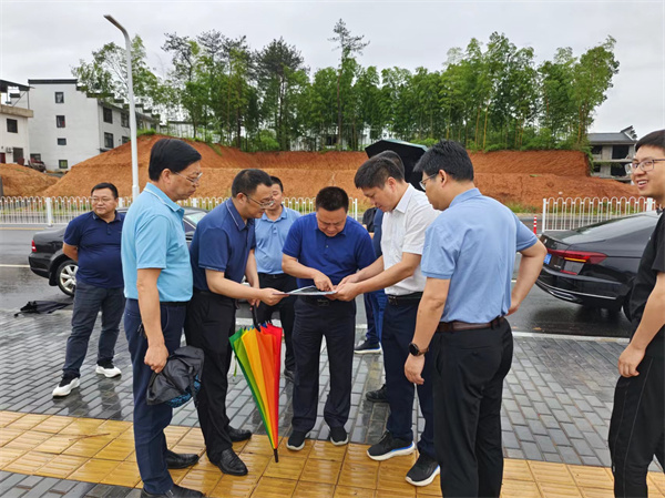 5月30日，洪董，余總陪同詹凱縣長(zhǎng)一行調(diào)研富豐新城路網(wǎng)工程項(xiàng)目.jpg