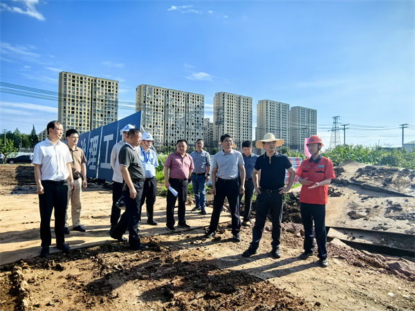 6月12日，洪董陪同王縣長調研新安江防洪治理工程。.jpg