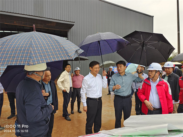 10月15日，洪董，張總陪同市，縣領導調研防洪工程項目.jpg