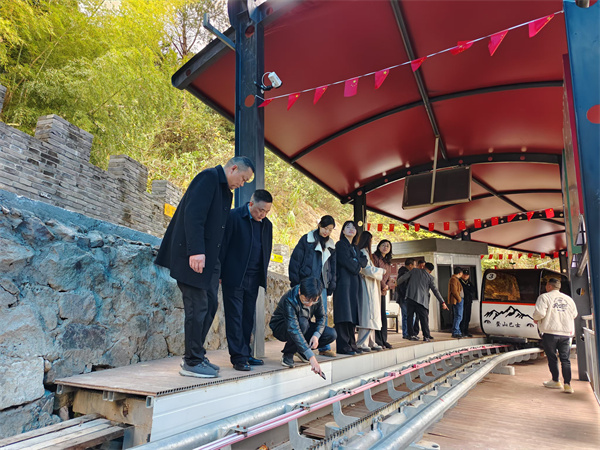 12月9日，縣人大鄭向陽主任，洪董率隊赴象山考察軌道爬山車項目.jpg