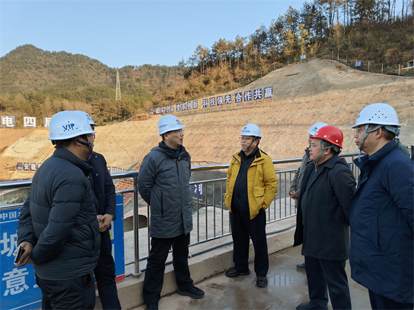 1月19日下午，縣政府縣長實地調研新安江流域防洪治理工程項目進展情況，副縣長程偉，縣政府辦、縣水利局、縣應急局、縣住建局、縣城管局、徽投集團、徽城鎮、桂林鎮有關負責同志隨同參加1。.jpg