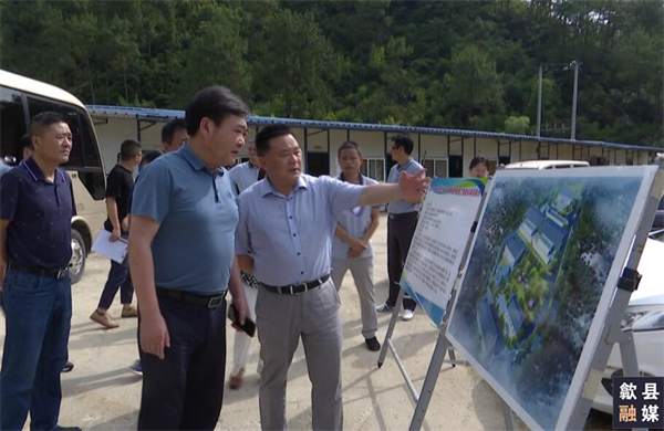 6月18日，縣委常委、常務副縣長吳志平帶隊先后來到城區(qū)備用飲用水源保護區(qū)治理工程、第三水廠及供水管網配套延伸工程、漁梁風貌整治提升工程、城區(qū)老舊管網提升項目、游泳館二期等重點項目建設現場，黃山徽投集團黨委書記、董事長洪筱明陪同。.png