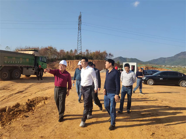 11月8日，縣長王奇勇一行調研糧食產業(yè)園項目，黃山徽投集團黨委書記、董事長洪筱明陪同。.jpg