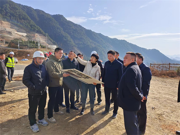 12月6日，洪董，余總陪同詹凱縣長一行調研湖田山景區(qū)項目.jpg